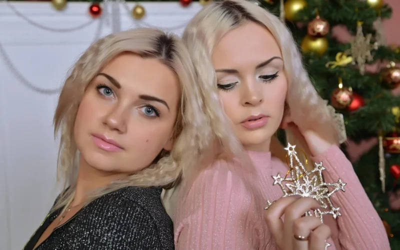 blondynki, dziewczyny, dwie dziewczyny, dwie koleżanki, białe włosy, faliste, fala, piękny odcień, lśniące włosy, makijaż, portret dwóch dziewczyn, two blondes, girls, piękny, makeup, wyglądać, portrait, uroczy, laski