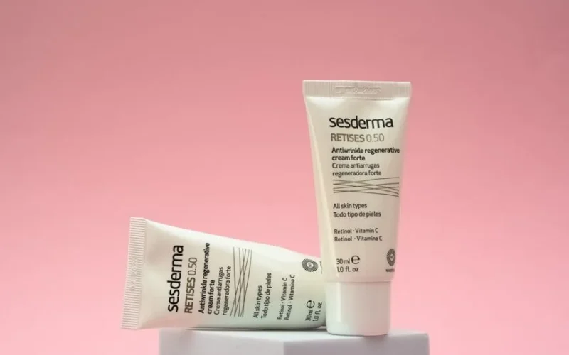 Two Sesderma Retises 0.50 skincare tubes displayed on a pink background, highlighting anti-aging cream.